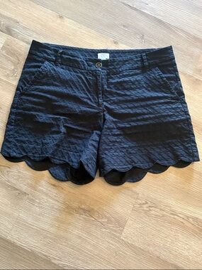 crown & ivy Black Quilted High-Waist Scalloped Shorts